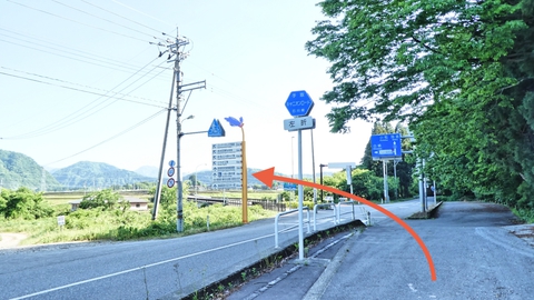 ここで左折で車道横断で橋の方向へ