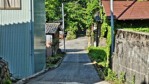 路地は細いが車通行可