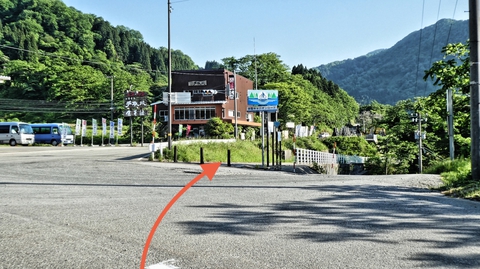 橋を渡ったら登り。キャニオンロードは真ん中の道
