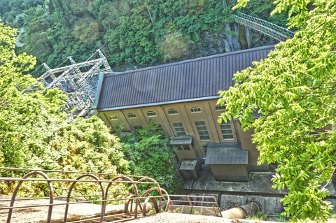 導水管の先にはクラシックな作りの吉野谷発電所が