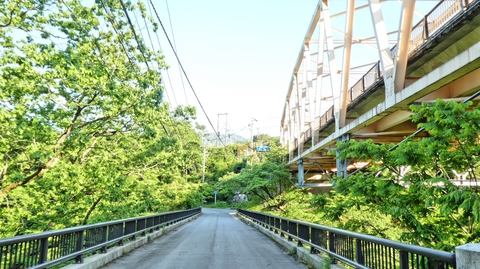渡っている桁橋は風流な名前の濁澄橋。ちなみに右の国道157号のアーチ橋も同名