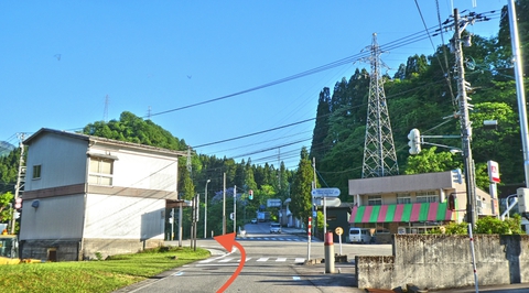 国道157号と合流する瀬戸野交差点、自転車走行可能歩道へ左折