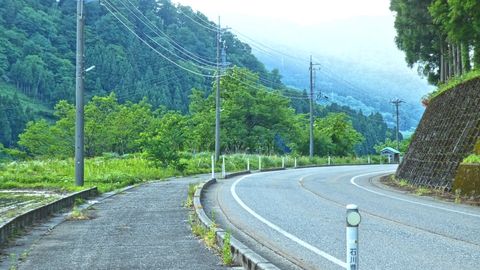 先程の瀬戸野交差点へ戻る。こちら側の交通は少ない