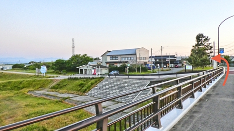 美川大橋を渡ると駐車場が見えてくる