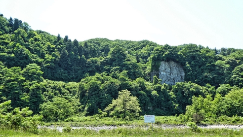 河川敷道路からむき出しの天狗壁が見える
