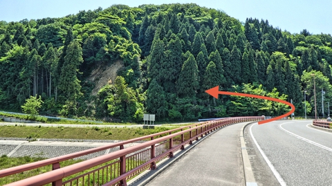 天狗橋を渡ってすぐ左