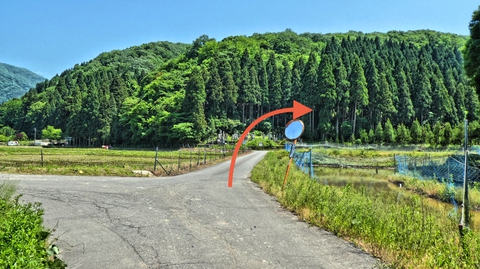 和佐谷町の集落へ。直進突き当り右折で鍋谷和佐谷線へ