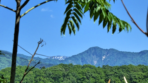 右手に口三方岳と烏帽子山がみえる