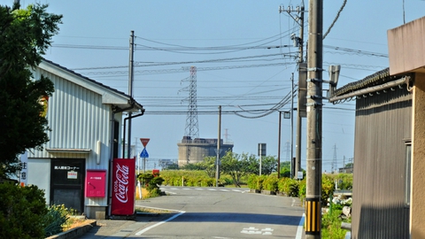 灯台笹町の向こうには七ヶ用水の明島発電所が見える