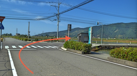 止まれを右。ここからわずかだが車交通注意