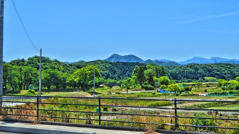 右手に馬の鞍のような鞍掛山。その右の高いピークが大日山と小大日山