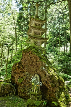 那谷寺のそれと模した三重塔、こちらは石造り