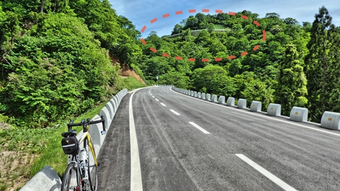 ありえない角度に道路が。あそこまで行くの？