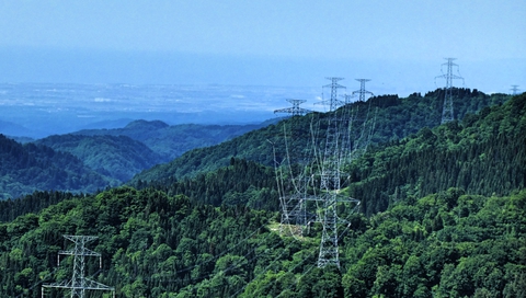 振り返るとたどってきた加賀幹線が大行進その奥には小松市街と海