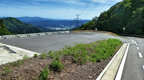 すぐ先に展望駐車場がある