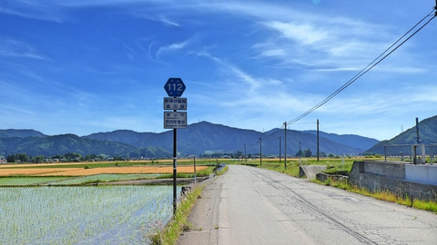 県道112号は大通りをバイパスする静かな道