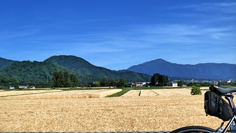 左手右奥の尖ったのが百名山 荒島岳、左の丸いピークが大師山
