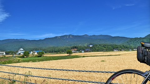 後方左手のスキー場の筋がみえるのがスキージャムの法恩寺山