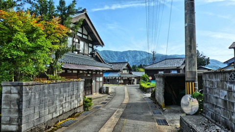 集落の中を走る県道112号。特に迷うところはない