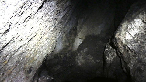 ハシゴ北側(正面)コウモリ洞は左右に別れ左側は下りで双方行き止まり