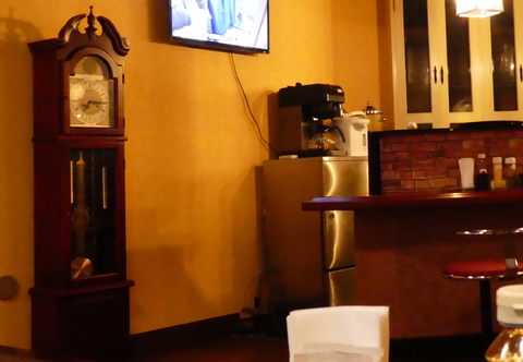 置き時計がアンティークな雰囲気を出してくれる。(ちゃんとボンボン鳴る！)