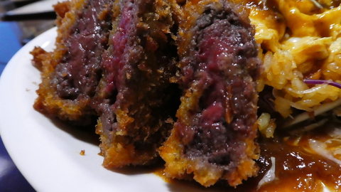 ちょいレアなビフカツは口の中で肉汁がほとばしる