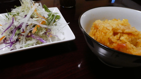 サラダご飯は大盛り・おかわり無料。なんとケチャップライスで出てくる！