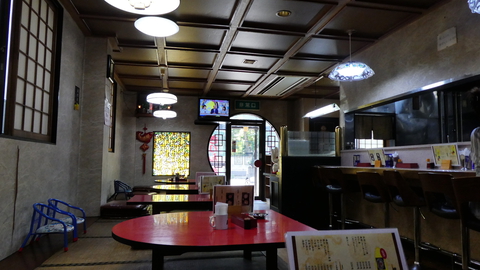 カウンターと座敷が並ぶ店内