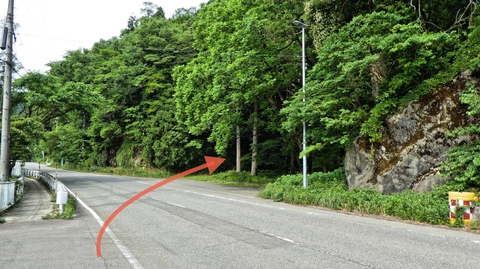 しばらく国道364号の歩道を歩くと右側に入り口が見えてくる(天狗岩入り口の先)