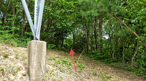 鉄塔の奥に道は続く