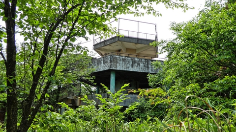 突如見える巨大建物。水無山展望台