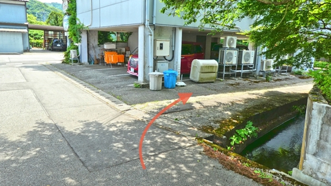 用水に沿って右へ行くと白山神社