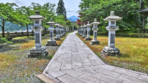 山中温泉白山神社の見事な灯籠 丁度真ん中に富士写ヶ岳が見えるのが粋
