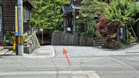 石畳の芭蕉の道を降りる
