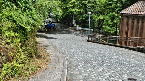 左手に見えるのが黒谷橋