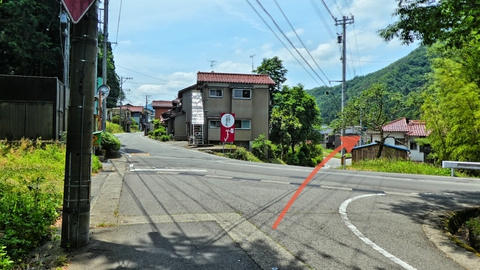 やがて変形十字路に出る。真ん中の道に入り右沿いに