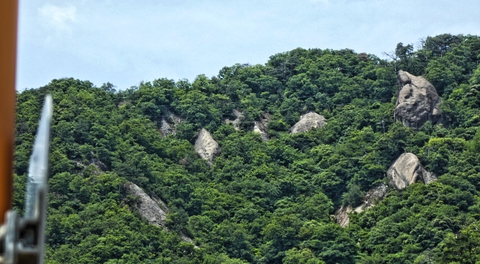 右手の水無山には先程天狗岩が見え始める