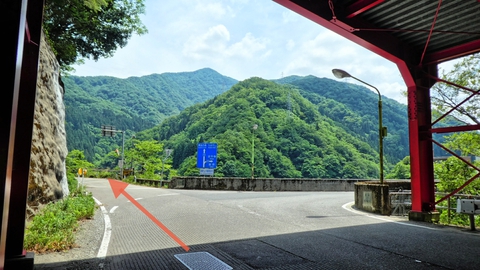 シェッドを抜けたら我谷ダムが視界に広がる。直進県道153号