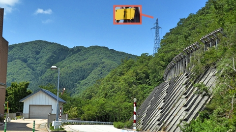 九谷ダム北側の名称不明1番鉄塔が堤下の新枯淵発電所へ。九谷線21番より分岐