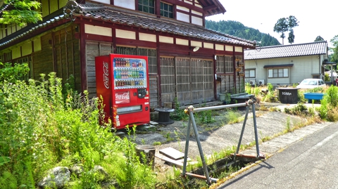 加賀東谷今立集落到着。自販機の前には自転車ハンガーが