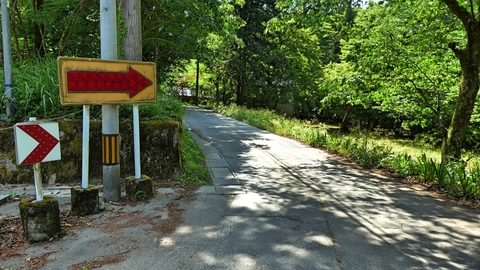 加賀東谷荒谷町。ここだけ道が細い。右手は動橋川