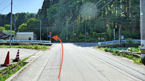 県道39号にでて突き当りを左