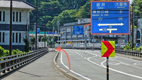 白鷺大橋を渡りすぐ左折