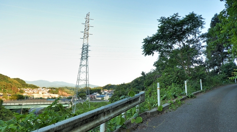 左手に御所変電所へ向かう鉄塔が見え始める