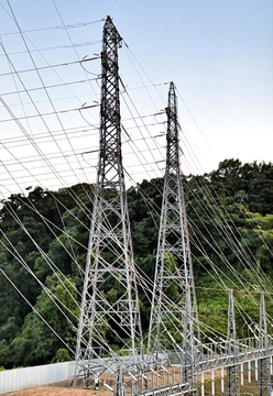 手前から御所線32番・東金沢線1番