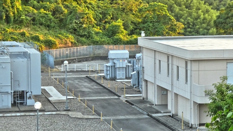 中央に道があり反対側にも小型の変圧器。おそらく77kV系は埋設でこちら側に行っている