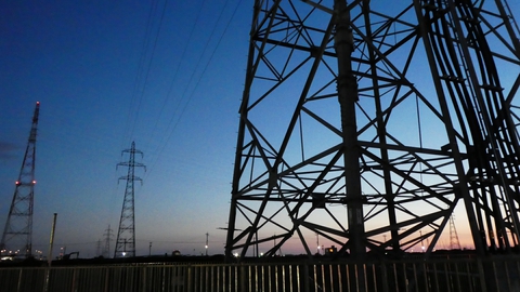 夜の帳の浅野川をまたぐ北金沢線は北金沢変電所に向かう
