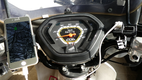 充電しながら走れるようになった。マウントはミノウラ