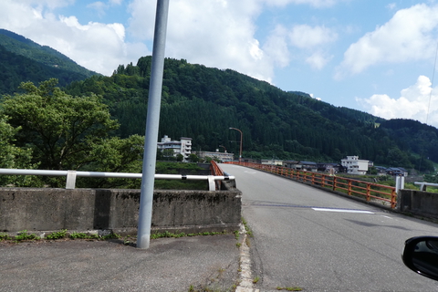 桑島大橋で手取り湖を横断。真っ赤な手すりが目印