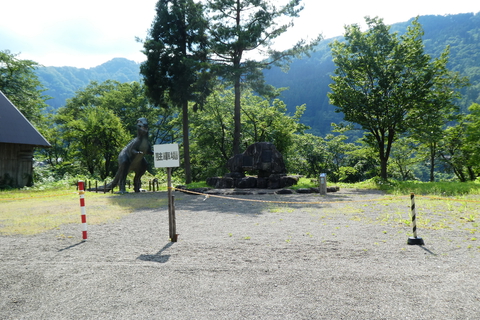 駐車場には恐竜が待っている